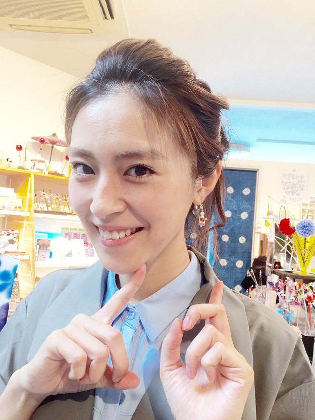 おりづるいやりんぐを付けた竹内咲也香さん